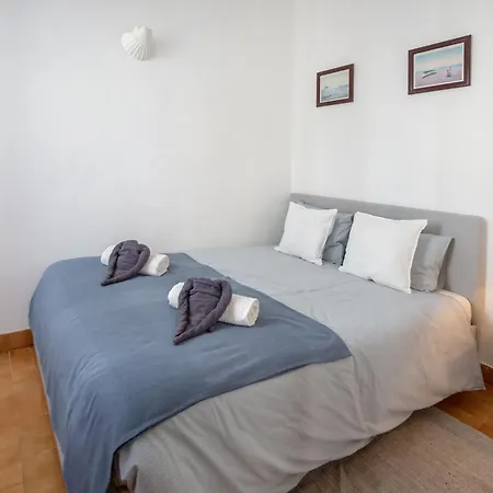 Traditional House With 2 Floors - 5 Minutes From Casa de Férias
