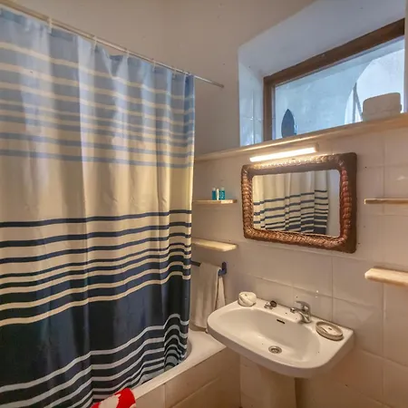 Traditional House With 2 Floors - 5 Minutes From Casa de Férias